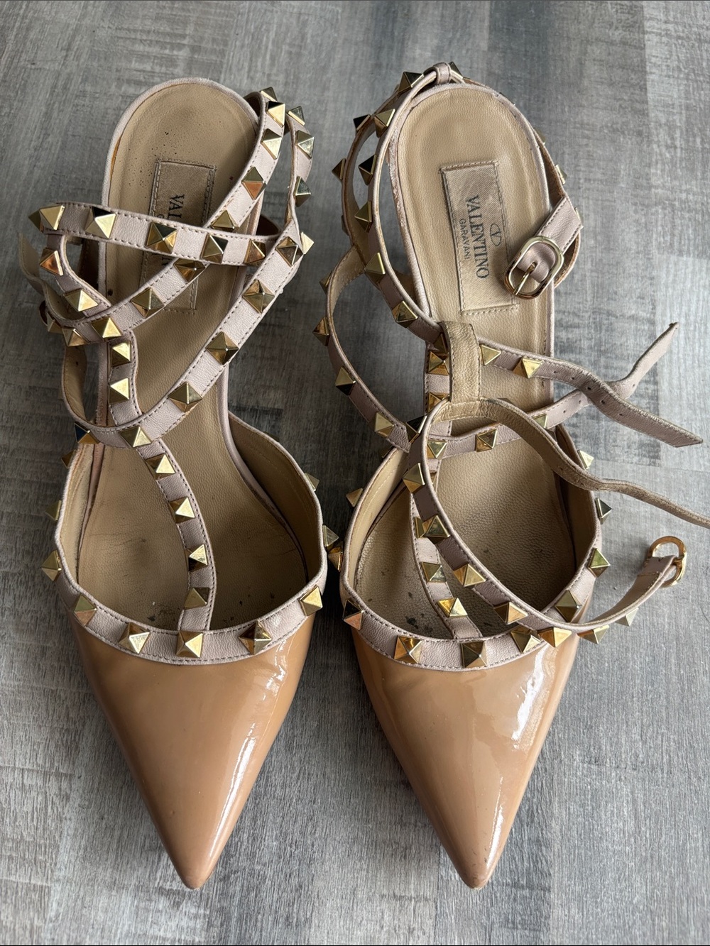 Valentino Garavani Nude Patent Rockstud Pointed heels with Gold Studs